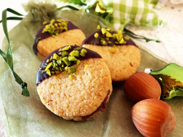 nut thalers, pistachios, christmas cookies